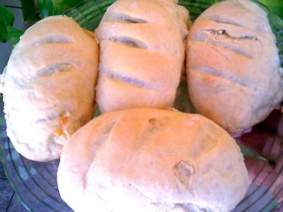 Pão com linguiça e cebola