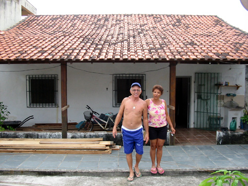 A casa, seus proprietários e o grande telhado